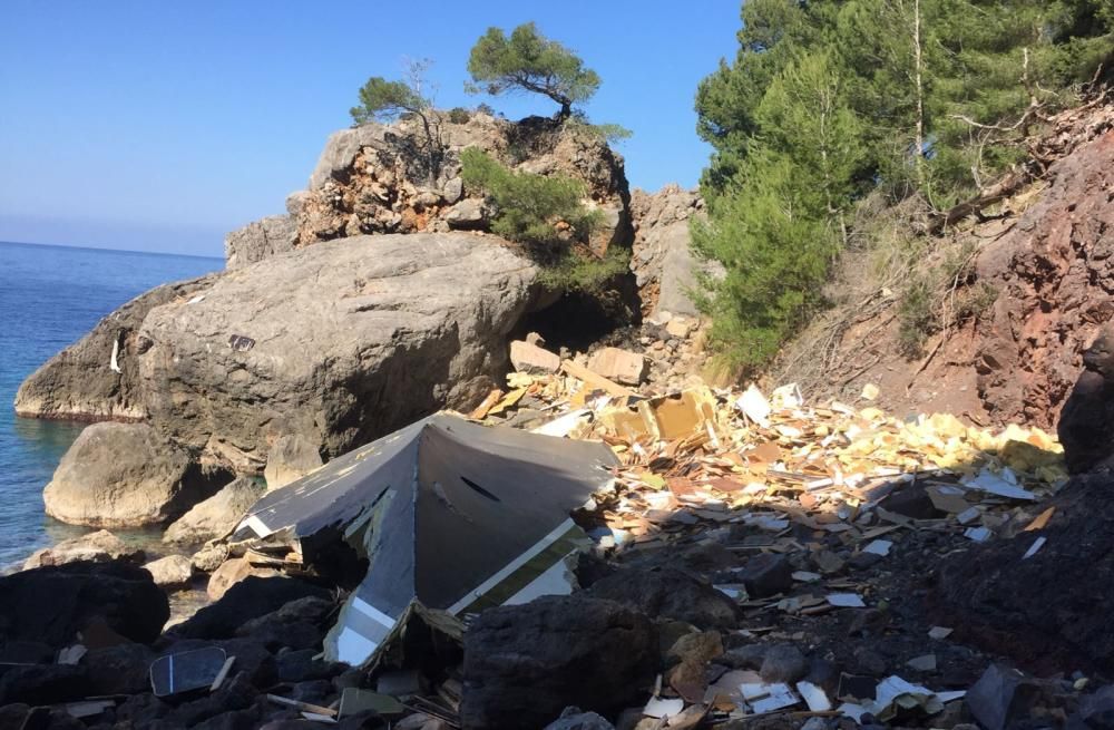 Restes d'un iot de luxe perdut al Cap de Creus a la costa de Mallorca