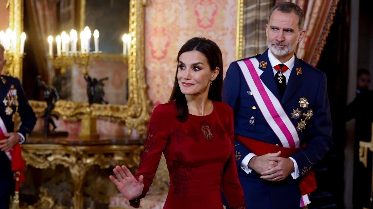 El rey Felipe VI y la reina Letizia, durante la recepción a autoridades con motivo de la celebración de la Pascua Militar este viernes en el Palacio Real de Madrid