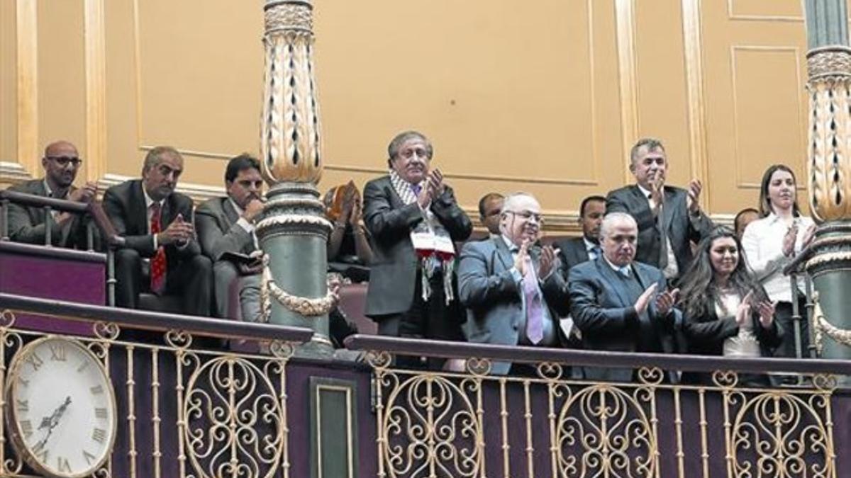 El embajador palestino en Espana, Musa Amer Odeh, con otros invitados ayer en Congreso.