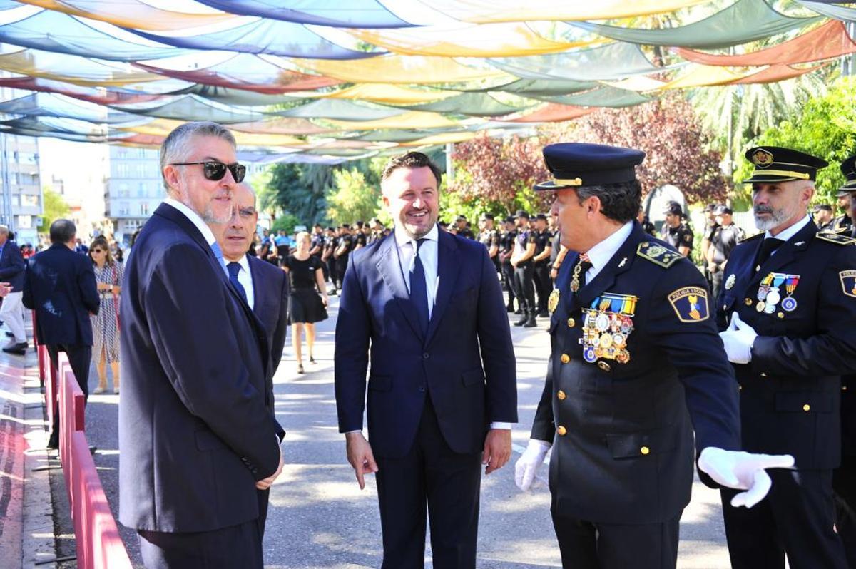 El alcalde con el Jefe de la Policía y el director general de Interior durante el acto en el Paseo de la Estación este domingo