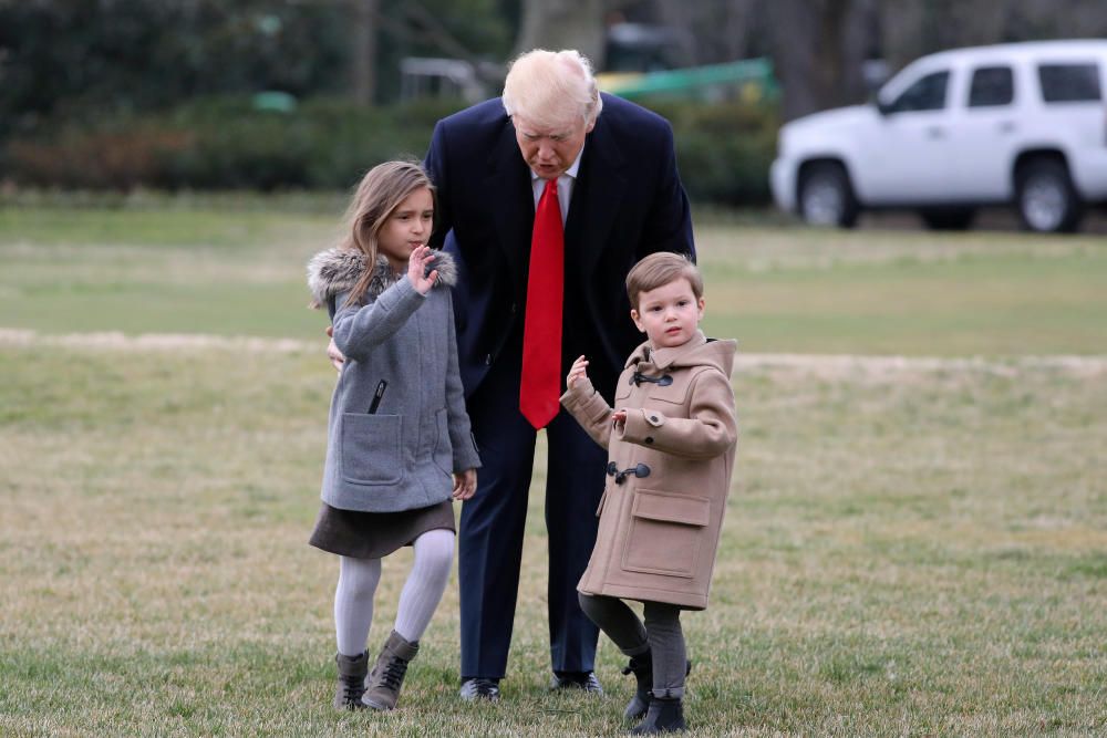 Donald Trump pasea con sus nietos Arabella y Joseph en la Casa Blanca en Washington.