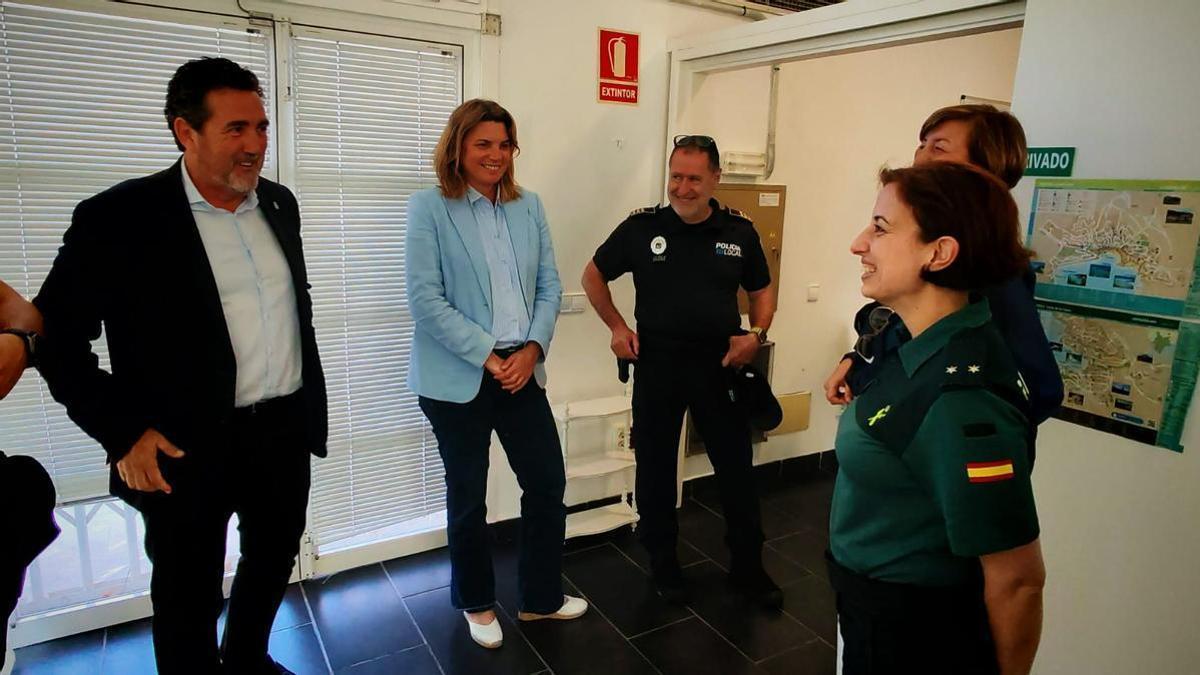 El alcalde Juan Antonio Amengual y la teniente de alcalde Elisa Monserrat, este lunes, en el SATE