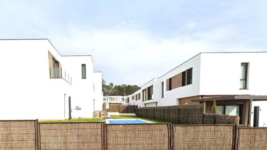 La fiebre por las piscinas sigue, pero en Oleiros es el doble que en el resto de área