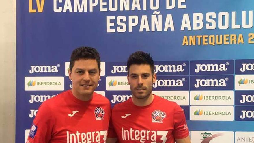 Javier Cobián, a la derecha, con su entrenador, Alfonso Álvarez Cuervo, en Antequera.