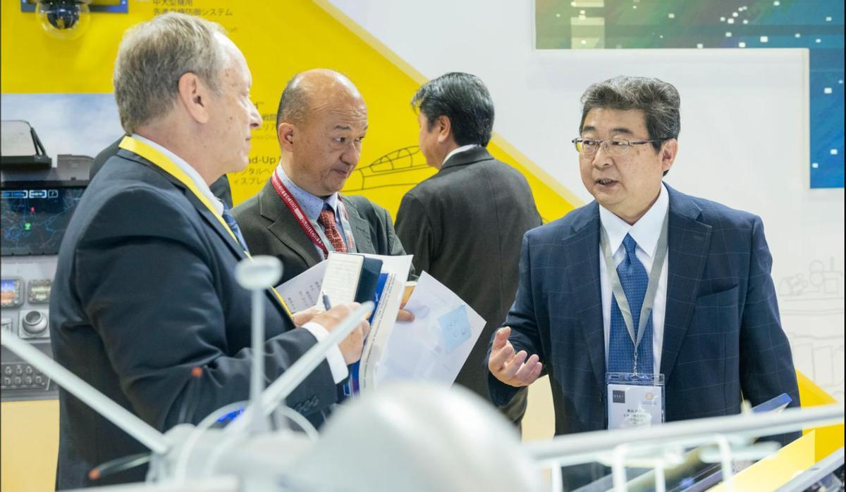 Ejecutivos occidentales y japoneses hablan en torno a un dron de vigilancia en la pasada edición de DSEI