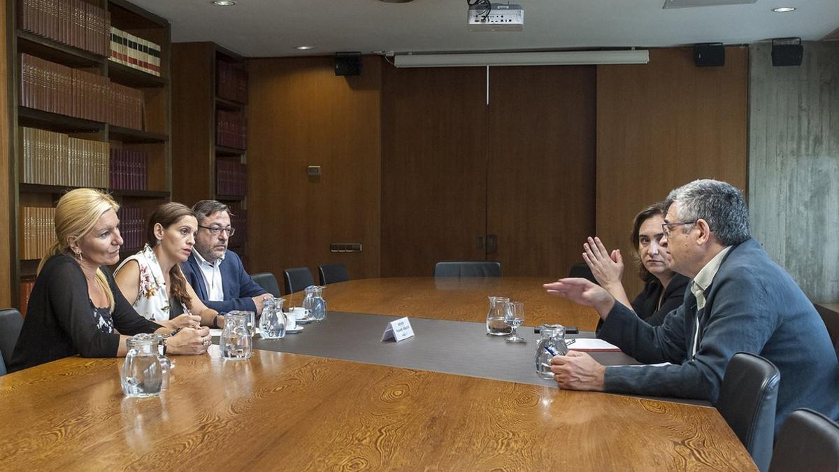 Las alcaldesas de Rubí y Vallirana durante la reunión con Ada Colau