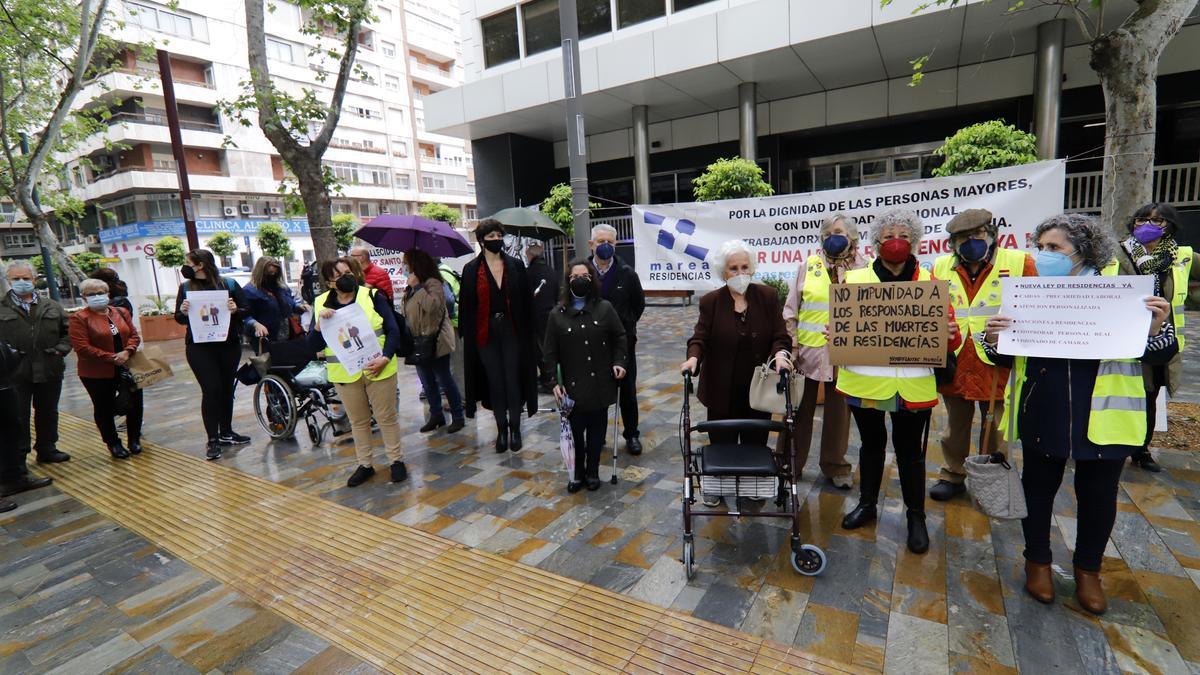 Decenas de personas frente al INSS en Alfonso X El Sabio reivindican una ley de residencias estatal