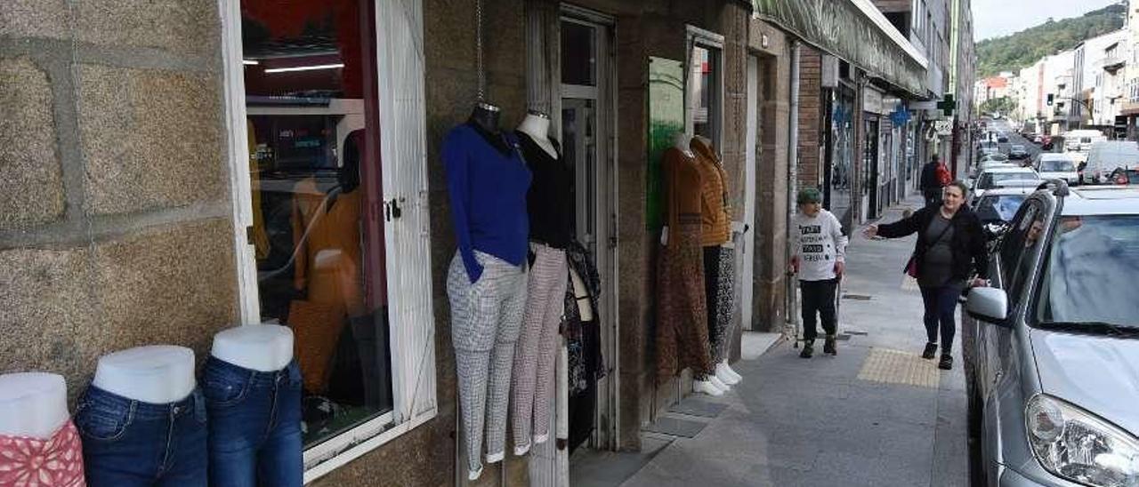 Un comercio de ropa de la zona urbana de Chapela con sus puertas abiertas, ayer por la tarde. // FdV