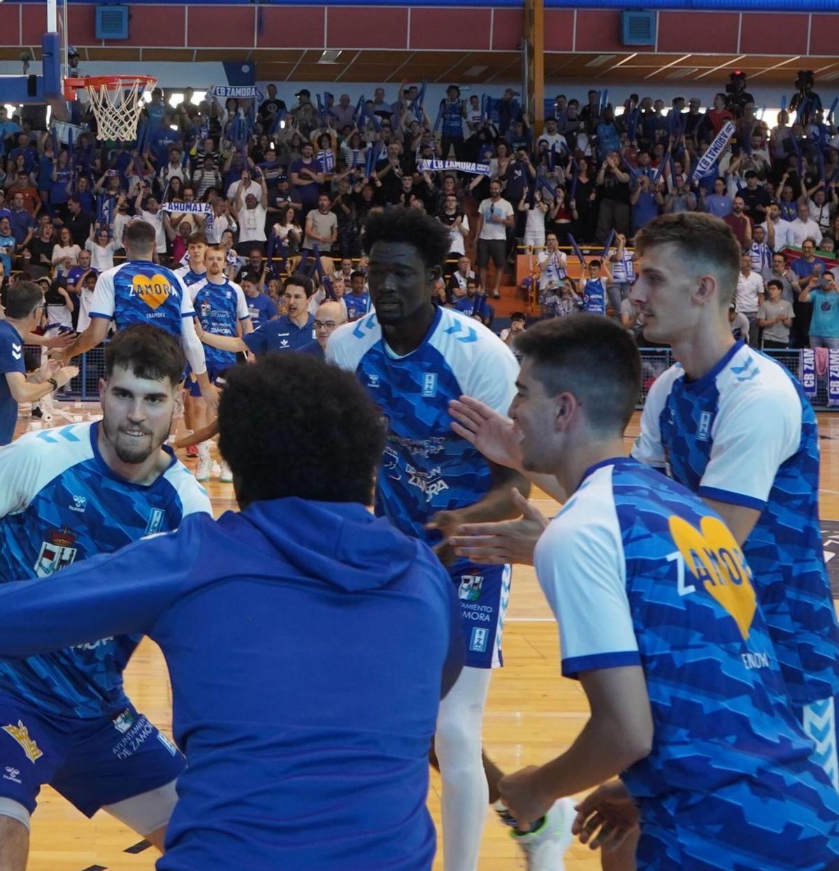 El CB Zamora, justo antes saltar a la pista del Ángel Nieto. | J. L. F.