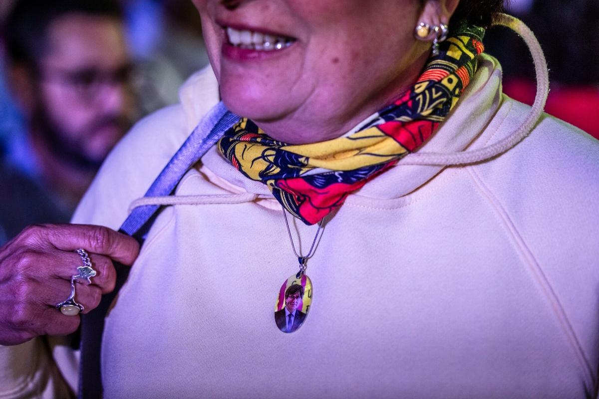 Una de las asistentes luce un collar con una fotografía del candidato, Carles Puigdemont