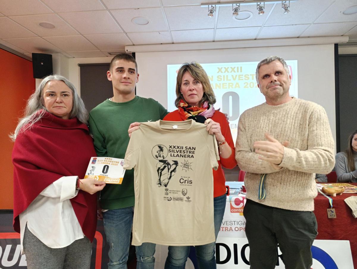 Por la izquierda, Eva María Pérez, Damián González, Raquel Menéndez y José Antonio González, durante la entrega de la camiseta conmemorativa y el Dorsal O en memoria de José Marcos González.