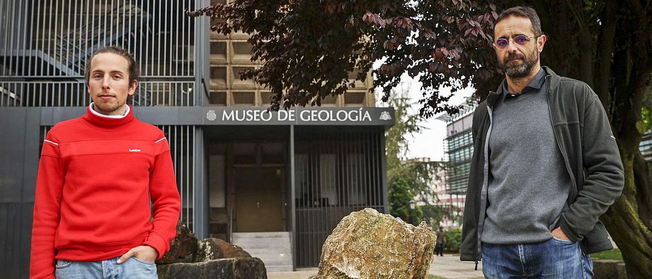 Manuel Ignacio de Paz Álvarez y el profesor Sergio Llana Flórez, en los exteriores de la Facultad de Geología. | Irma Collín | IRMA COLLÍN