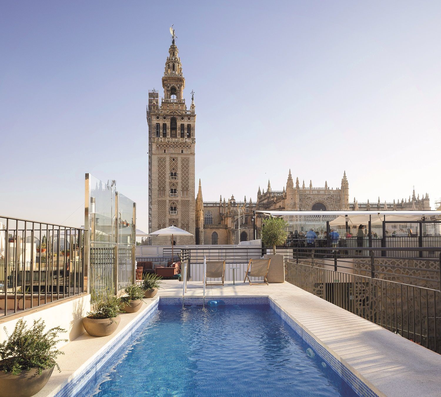 Piscina del EME Catedral Mercer con vistas a la Giralda.