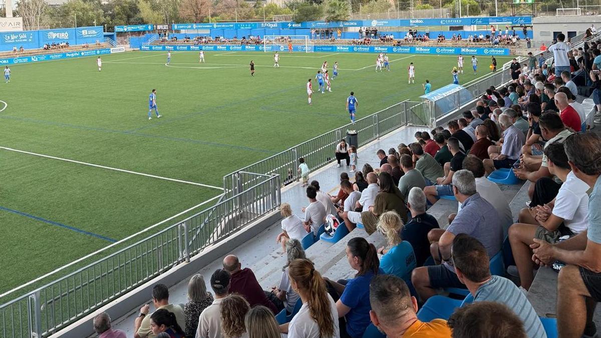 La &quot;familia&quot; del CF Gandia sigue creciendo en el estadio Guillermo Olagüe