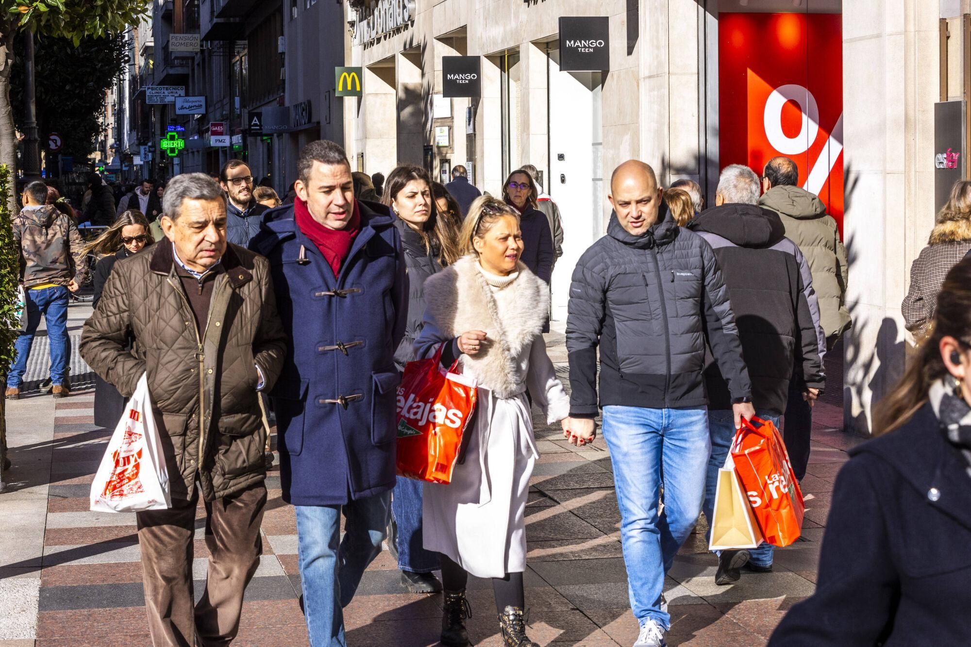 EN IMÁGENES: El  tiempo gélido anima las rebajas en Oviedo