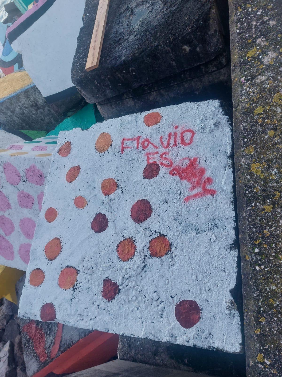 Uno de los "Cubos" vandalizados.