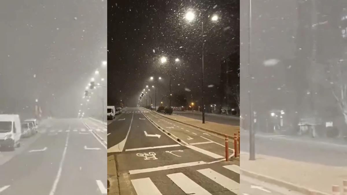 Así ha sido la débil nevada de esta noche en Zaragoza