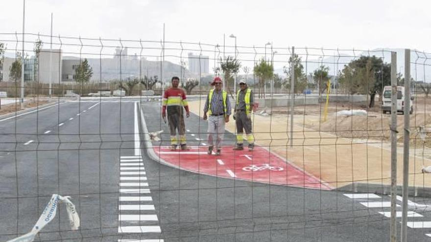 Vial que conectará el campus de San Vicente con el Parque Científico, cuyas obras se han paralizado desde el Ayuntamiento.