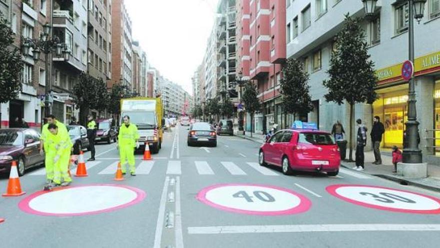 Operarios pintan, en la tarde de ayer, la señalización horizontal de las calles González Besada y Muñoz Degraín.