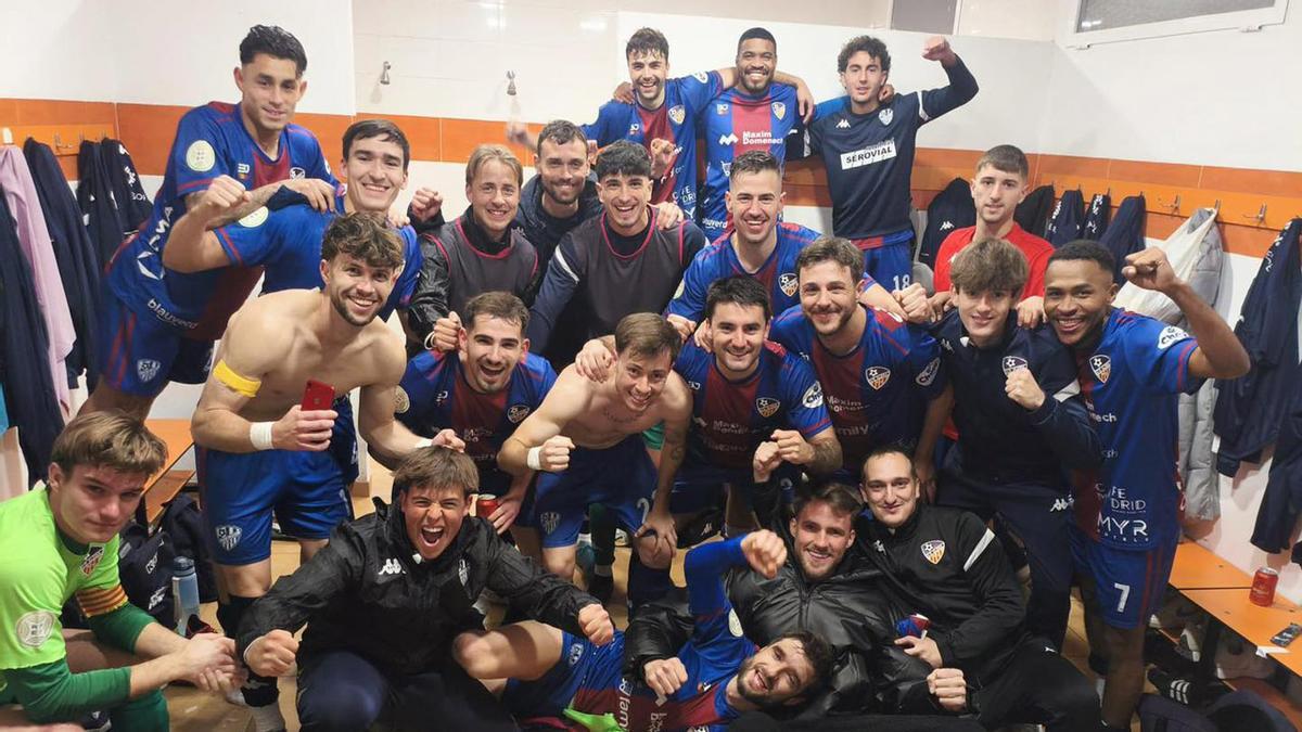 Los jugadores del Alzira celebran la victoria en el vestuario.