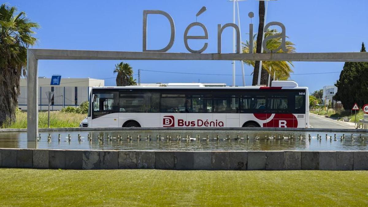 Un autobús, en la rotonda de entrada a Dénia