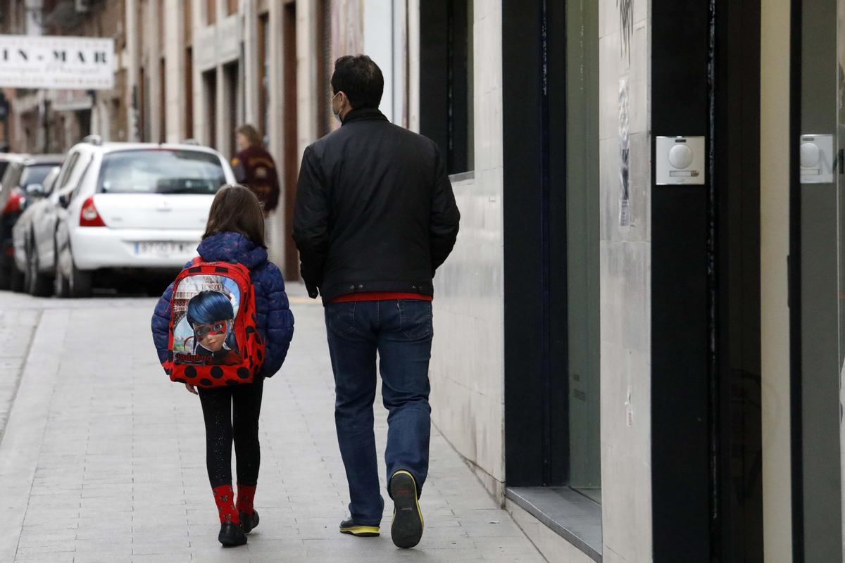 Un padre recoge a su hijo del colegio, en una fotografía de archivo.