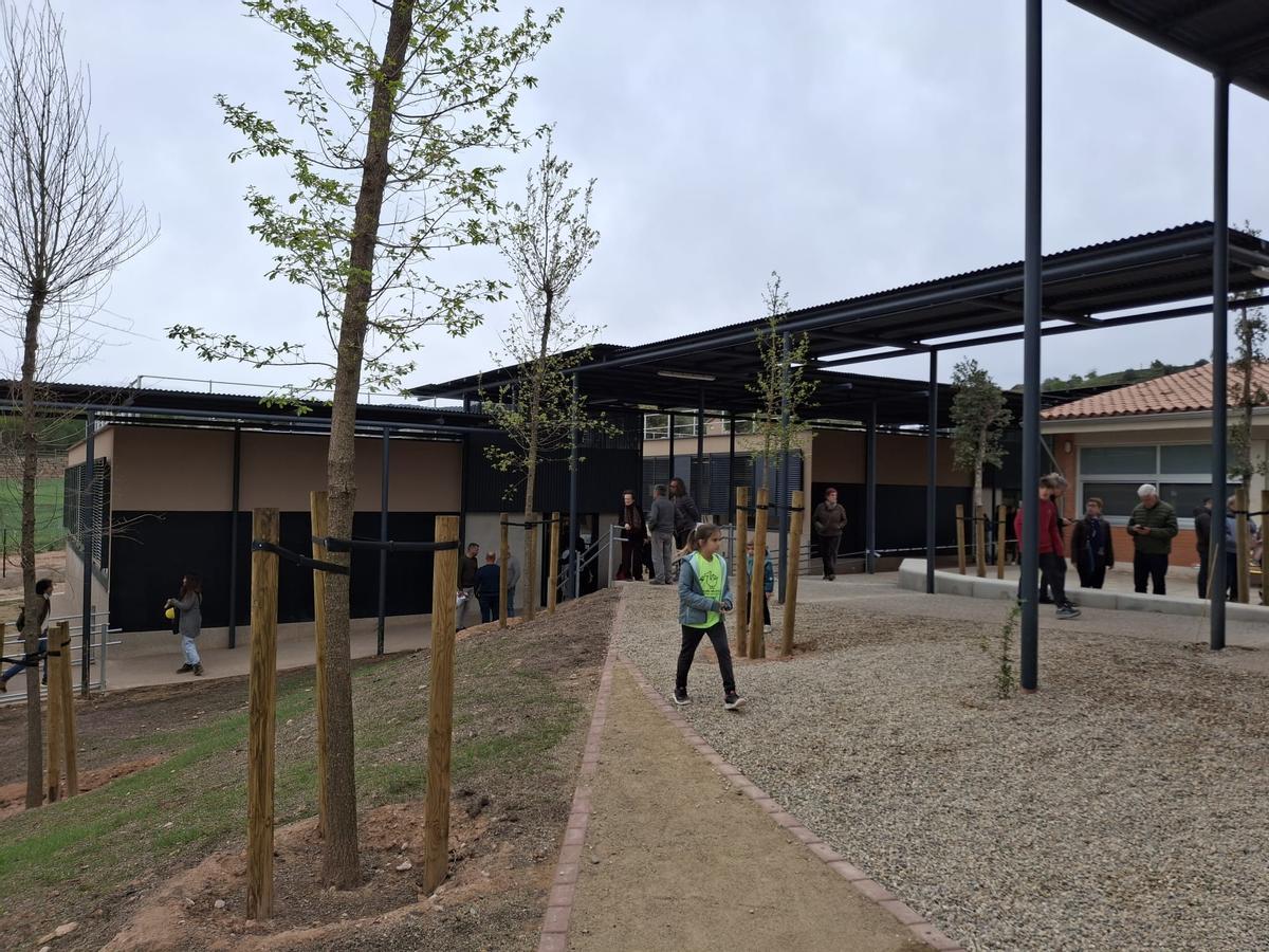 Alumnes i veïns visitant la nova escola durant la jornada festiva i de portes obertes d'aquest diumenge