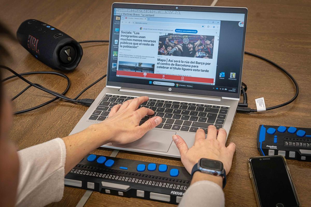 Vanesa Ruiz, instructora de tecnología de la ONCE, eplea un teclado Braille para leer EL PERIÓDICO.