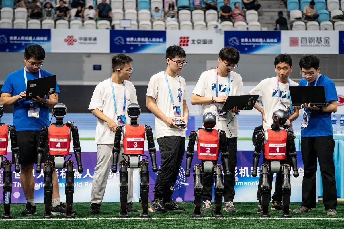Robots humanoides durante un partido de fútbol en los Juegos Mundiales de Robots Humanoides en Pekín, China, el viernes 15 de agosto de 2025. El evento se celebra hasta el 17 de agosto. Fotógrafo: Qilai Shen/Bloomberg