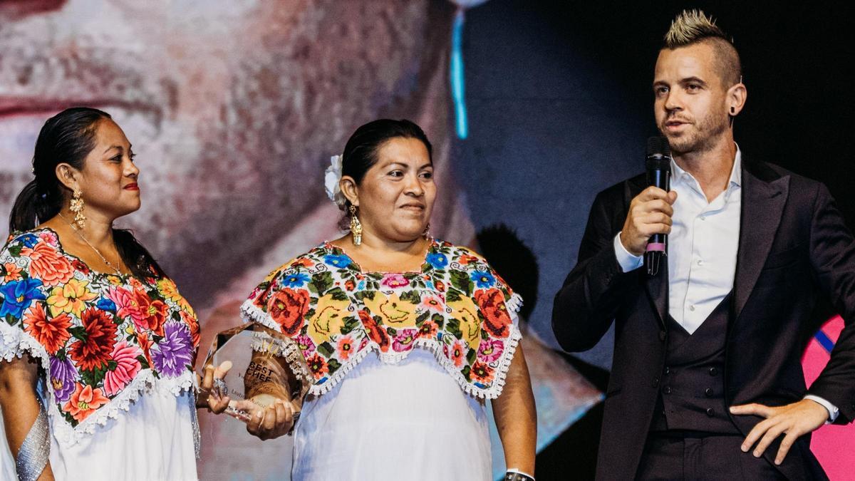 David Muñoz, en el escenario agradeciendo el premio que le distingue como mejor cocinero del mundo por tercer año seguido.