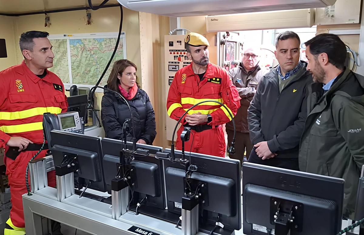 Adriana Lastra visitando el puento de mando avanzado junto a miembros de la UME.