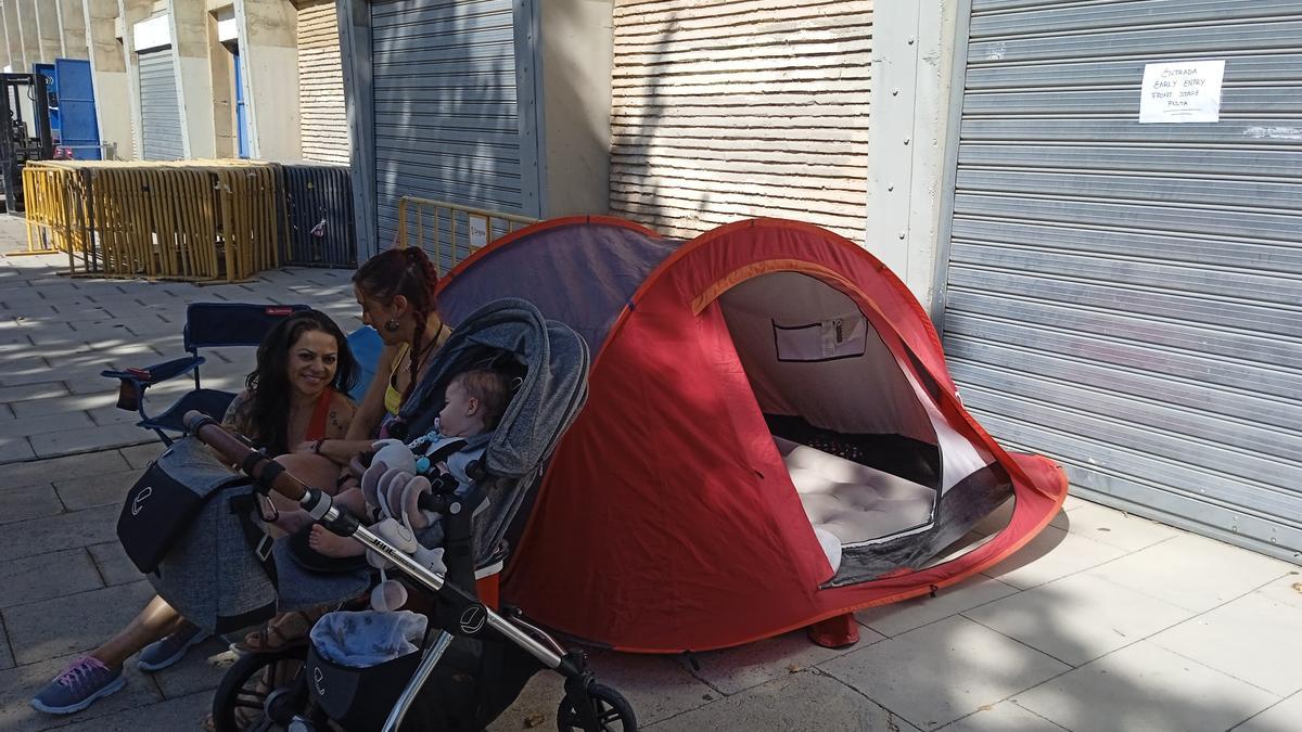 Chely, Lua y la pequeña Anayet, junto a la zona de acampada improvisada en La Romareda.