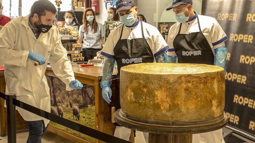 El queso curado más grande del mundo se corta en Lanzarote