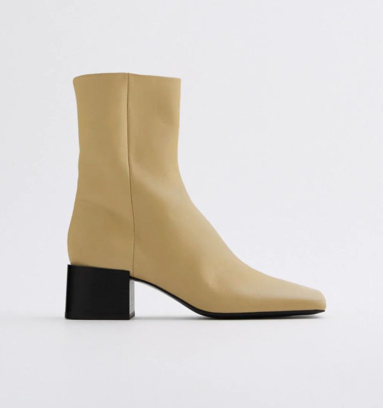 Botín de tacón cómodo color vainilla de Zara