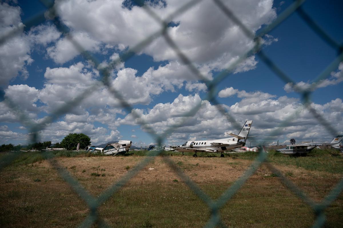 Aviones y avionetas abandonados en el aeropuerto de Sabadell.