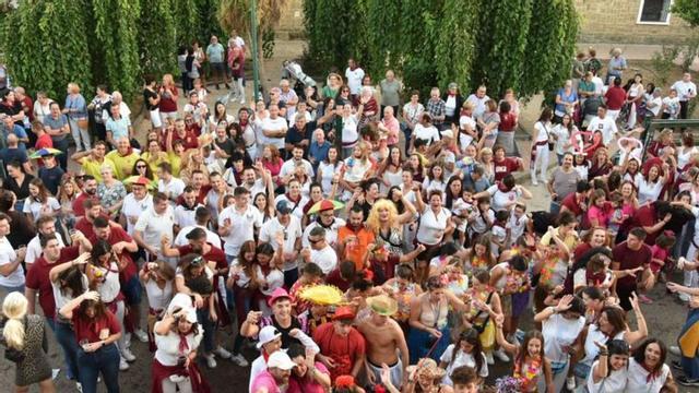 El chupinazo congregó a numerosos vecinos.  |