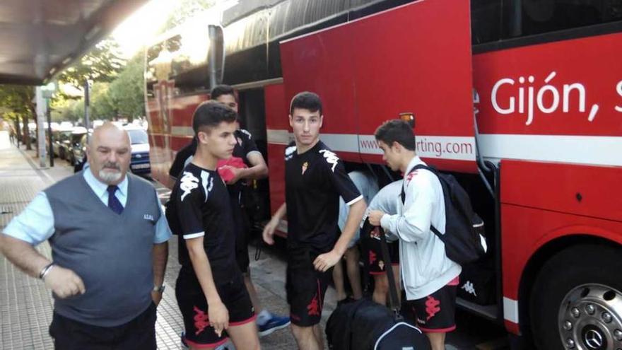 Jugadores del juvenil, junto al conductor Raúl Otero en San Sebastián.