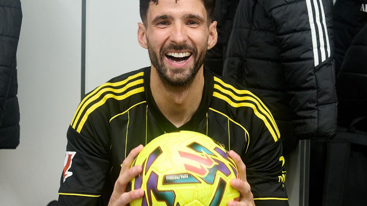 Kodro con el balón del hat trick al Racing.