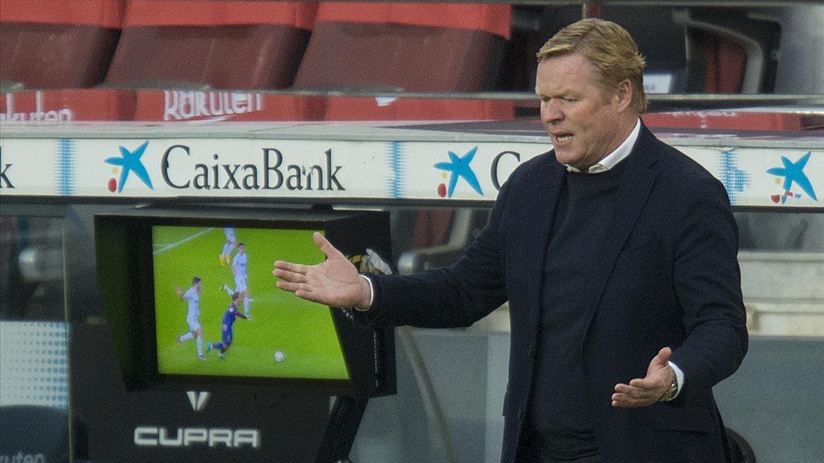 Koeman, junto a la pantalla del VAR, reclama el penalti sobre Griezmann.