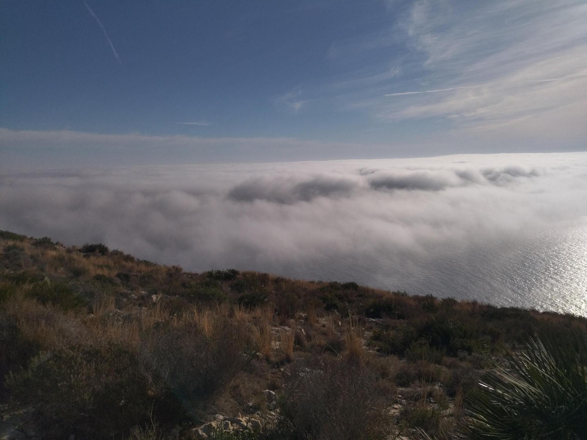 La niebla, desde el cabo de Sant Antoni (imágenes)