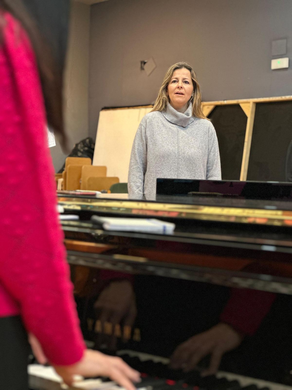 Una aspirante canta durante la prueba para el coro participativo de la ROSS.