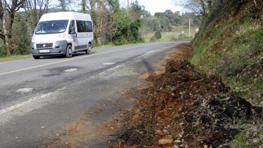 Los operarios comenzaron limpiando las cunetas en algunos tramos del vial.  // Bernabé/Javier Lalín