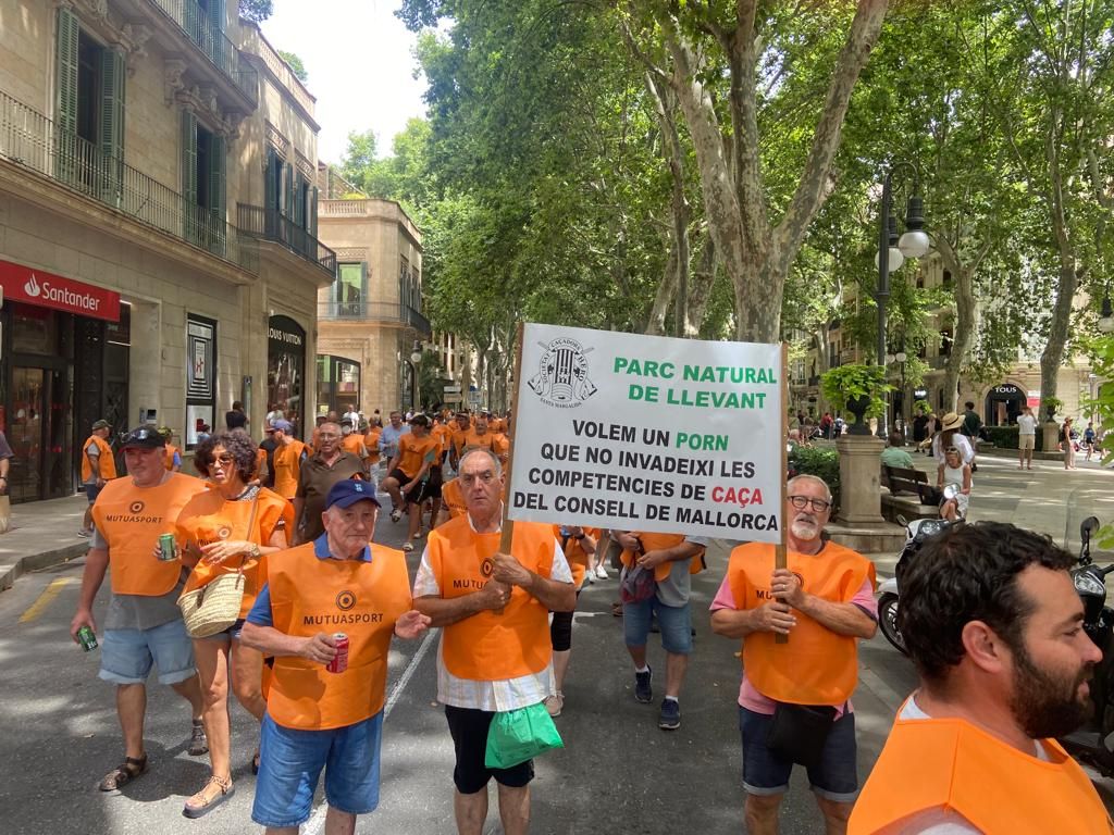 Cerca de un millar de personas se manifiestan en Palma contra las restricciones a la caza y la pesca