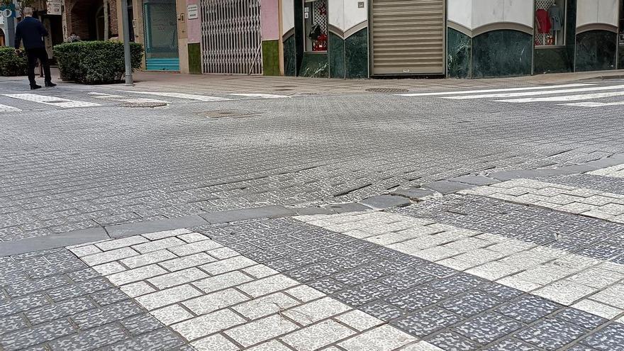 Alzira cambiará el pavimento para reparar los recurrentes baches de la céntrica calle Pérez Galdós