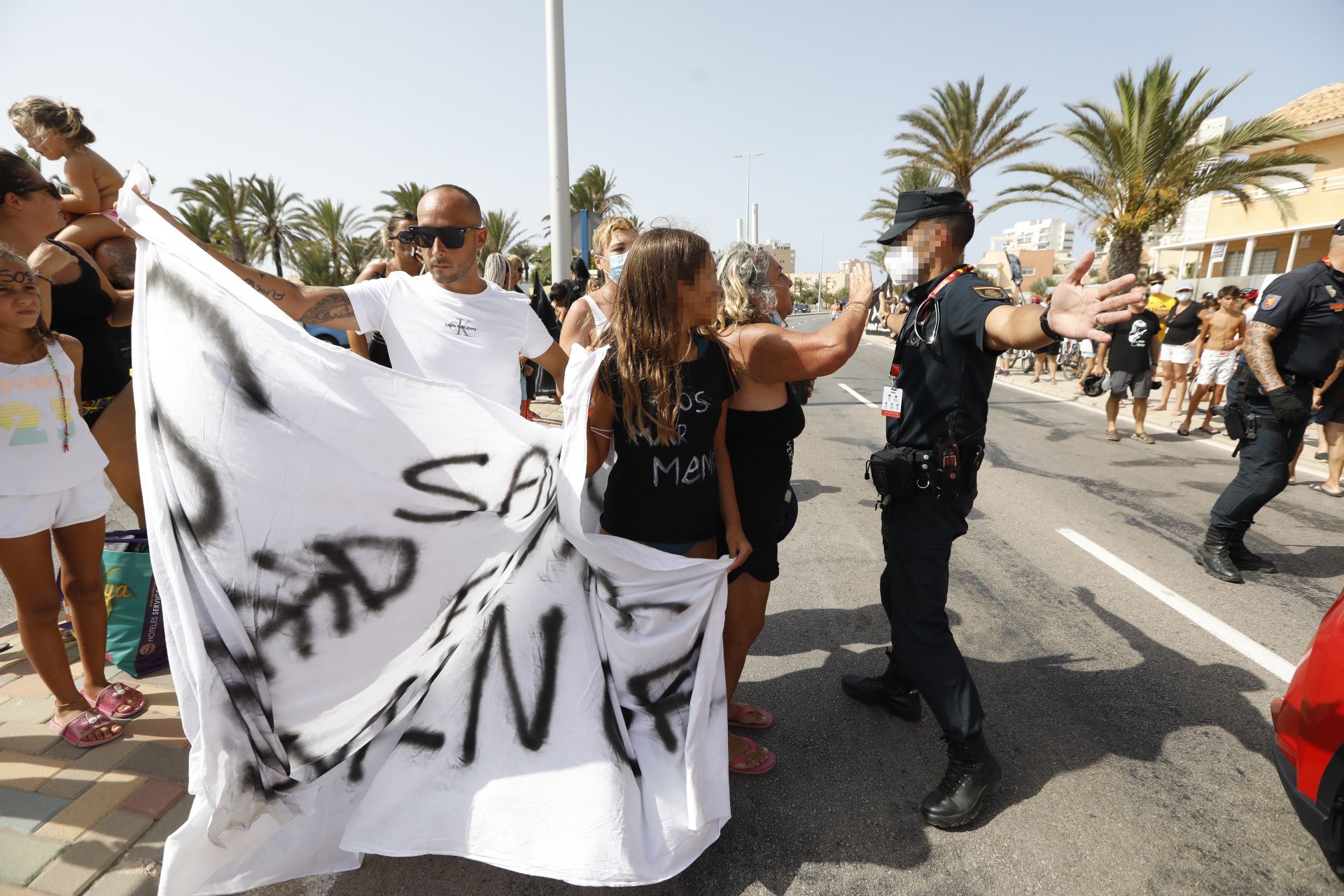 Protestas de vecinos del Mar Menor al inicio de La Manga