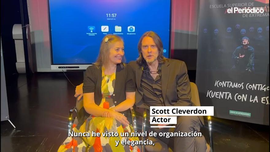 Vídeo | Así se ha desarrollado la visita de los actores Assumpta Serna y Scott Cleverdon a la sede de ESAD en Cáceres