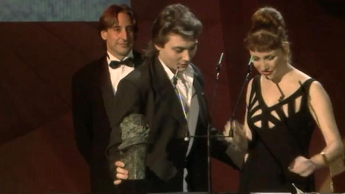 Eduardo Bajo Ulloa recibe, de mano de Verónica Forqué y Juanjo Puigcorbé, el Goya al mejor guion original, en 1992