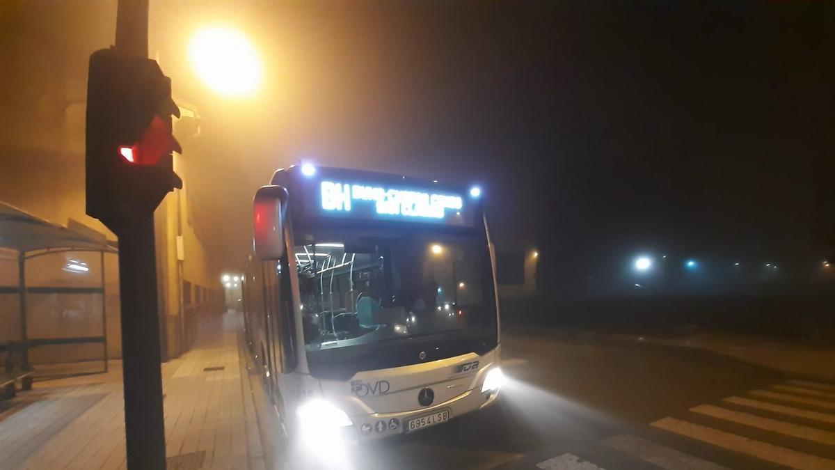 Un autobús "Búho" en La Corredoria.