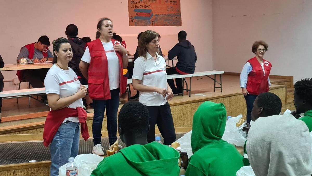 Voluntarias de Cruz Roja atiende a los migrantes llegados a Mérida.