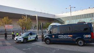 Dispositivo de seguridad en los alrededores del Palacio de Congresos de Sevilla (Fibes).